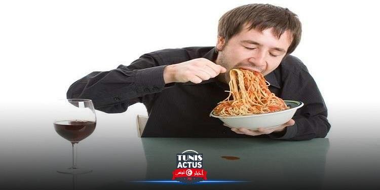 دراسة: الأكل بسرعة يؤدي إلى الإصابة بالرباعية المميتة